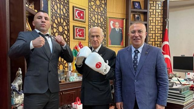Sosyal medyada gündem oldu! MHP lideri Bahçeli boks eldiveni ile poz verdi