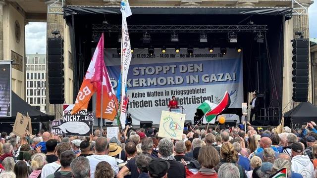 Berlin’de binlerce kişiden Gazze’de Soykırımı Durdurun çağrısı