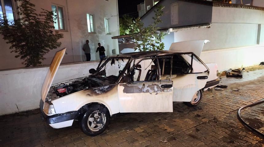 Park halindeki otomobil, kontağı çalıştırılınca alev aldı