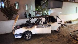 Park halindeki otomobil, kontağı çalıştırılınca alev aldı