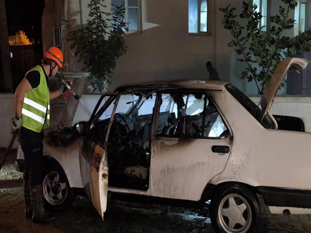 Park halindeki otomobil, kontağı çalıştırılınca alev aldı 1