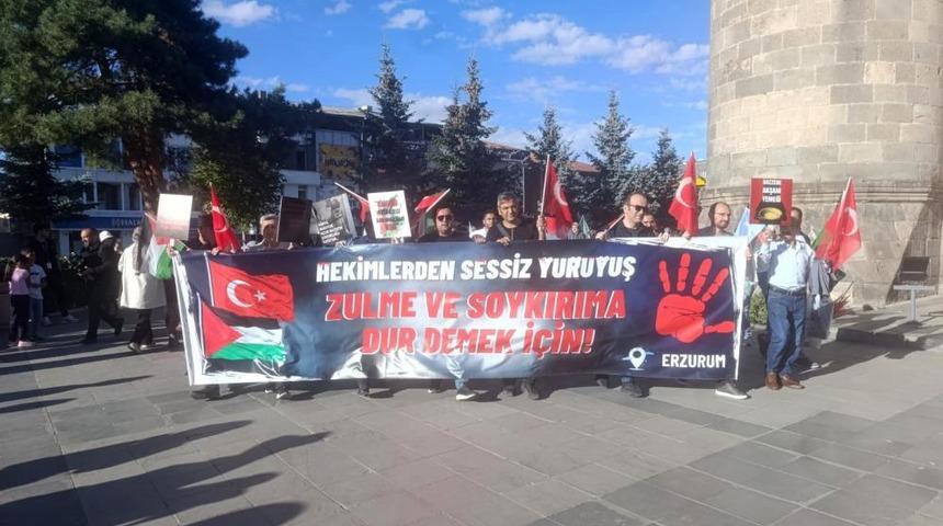 Sağlık çalışanları Gazze için yürüdü