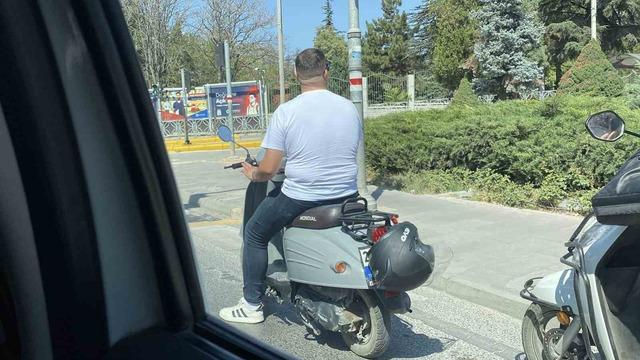 Kafasına takmadığı kaskla motosikletin plakasını kapattı
