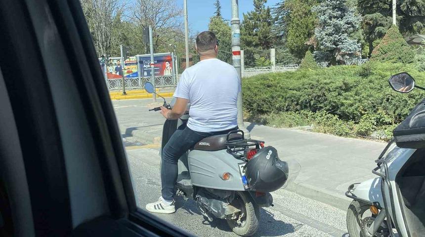 Kafasına takmadığı kaskla motosikletin plakasını kapattı