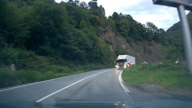 Artvin’de tırın hatalı sollaması faciaya davetiye çıkardı