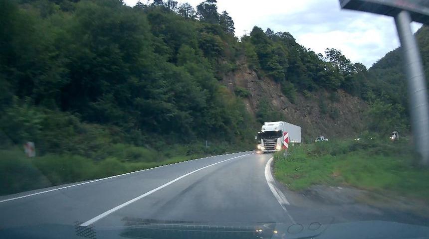 Artvin’de tırın hatalı sollaması faciaya davetiye çıkardı