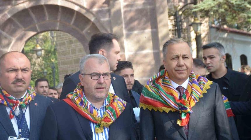 Bakan Yerlikaya, Ertuğrulgazi Türbesi’nde dua etti