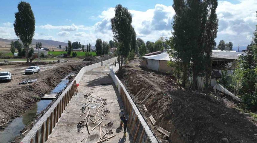 Oruçbeyli köyünde 2. kısım taşkın kontrol inşaatında çalışmalar sürüyor