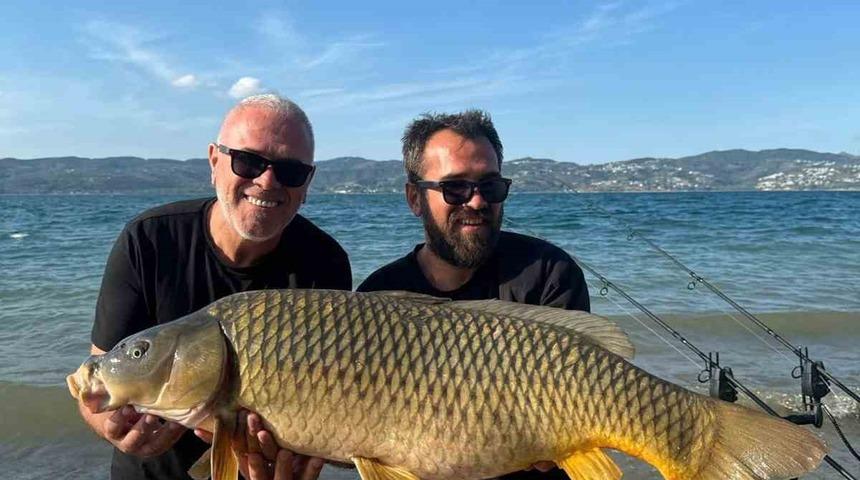 Sapanca Gölü’nde 18 kiloluk dev sazan: O anlar kamerada