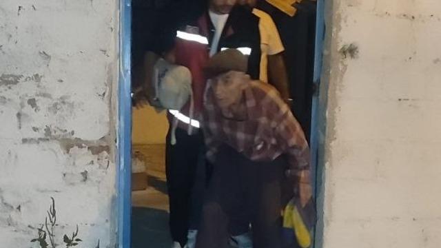 Vali Canbolat talimat verdi, 85 yaşındaki Durmuş amca huzurevine yerleştirildi