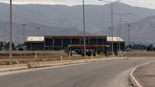 Hakkarililer havalimanına ek sefer istedi