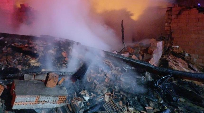 Çorum’da çıkan yangında ahır ve ardiye kullanılmaz hale geldi