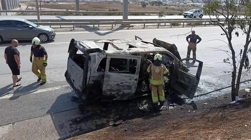 Kurtköy'de hafif ticari araç alev alev yandı