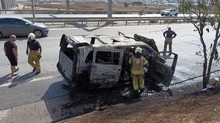 Kurtköy'de hafif ticari araç alev alev yandı