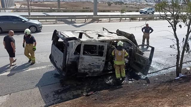 Kurtköy'de hafif ticari araç alev alev yandı