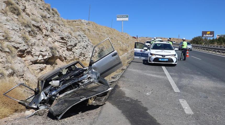Köpeğe çarpmamak için direksiyonu kırdı, 3 yaralı