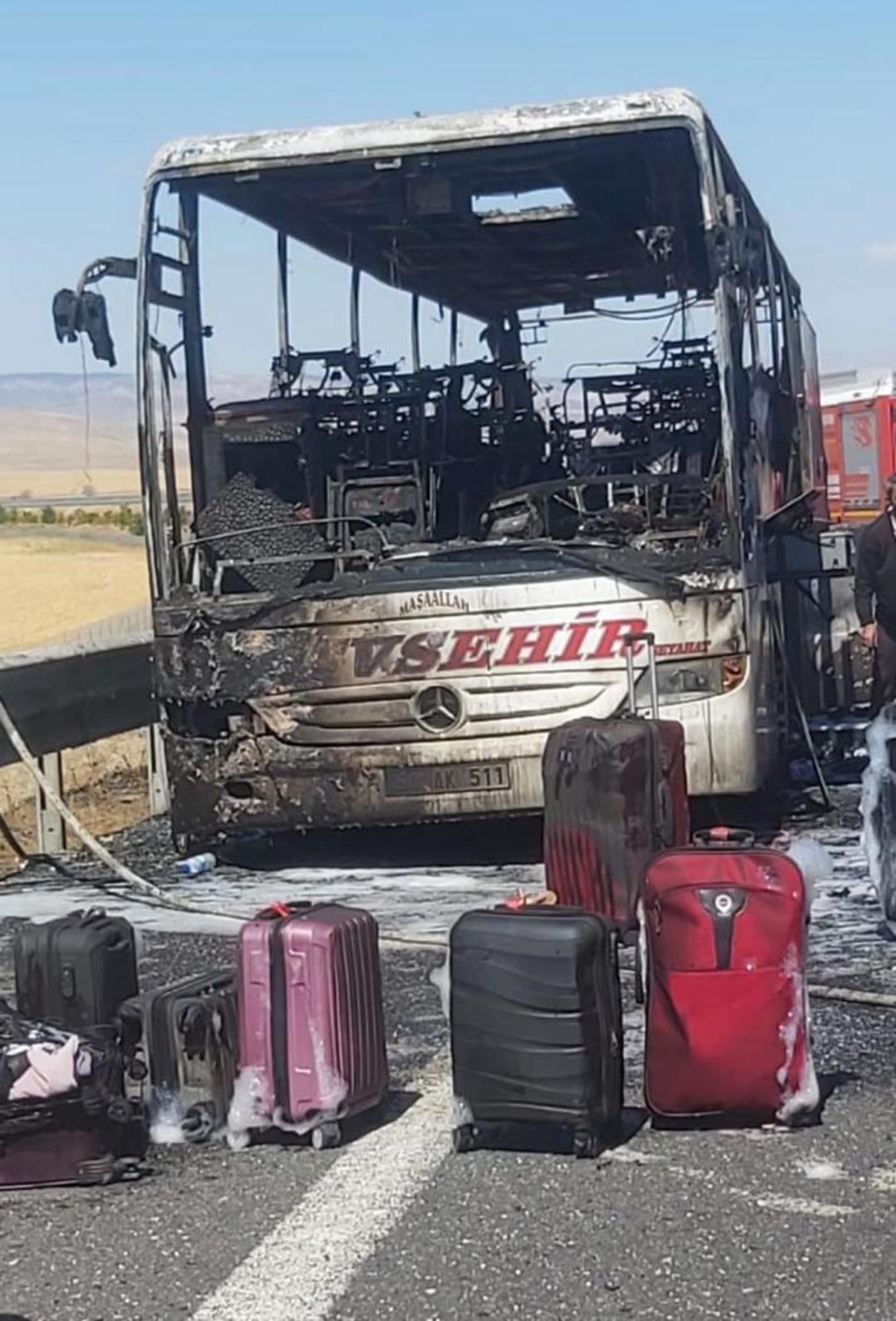 Ankara’da seyir halindeki yolcu otobüsü yandı 1