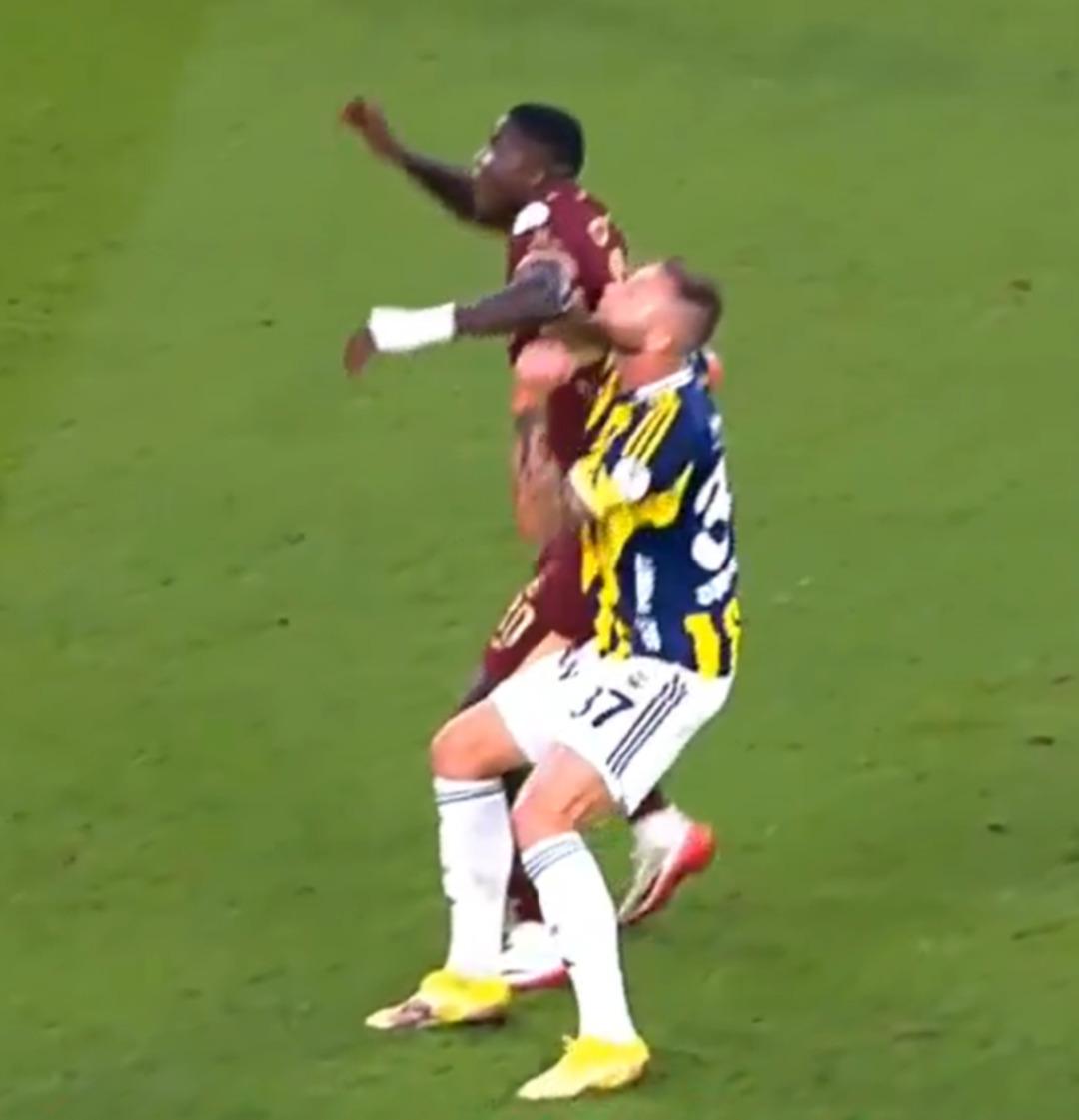 Dev derbide 5 dakika arayla kırmızı kart ve gol iptal kararı geldi! ortalık karıştı... 1