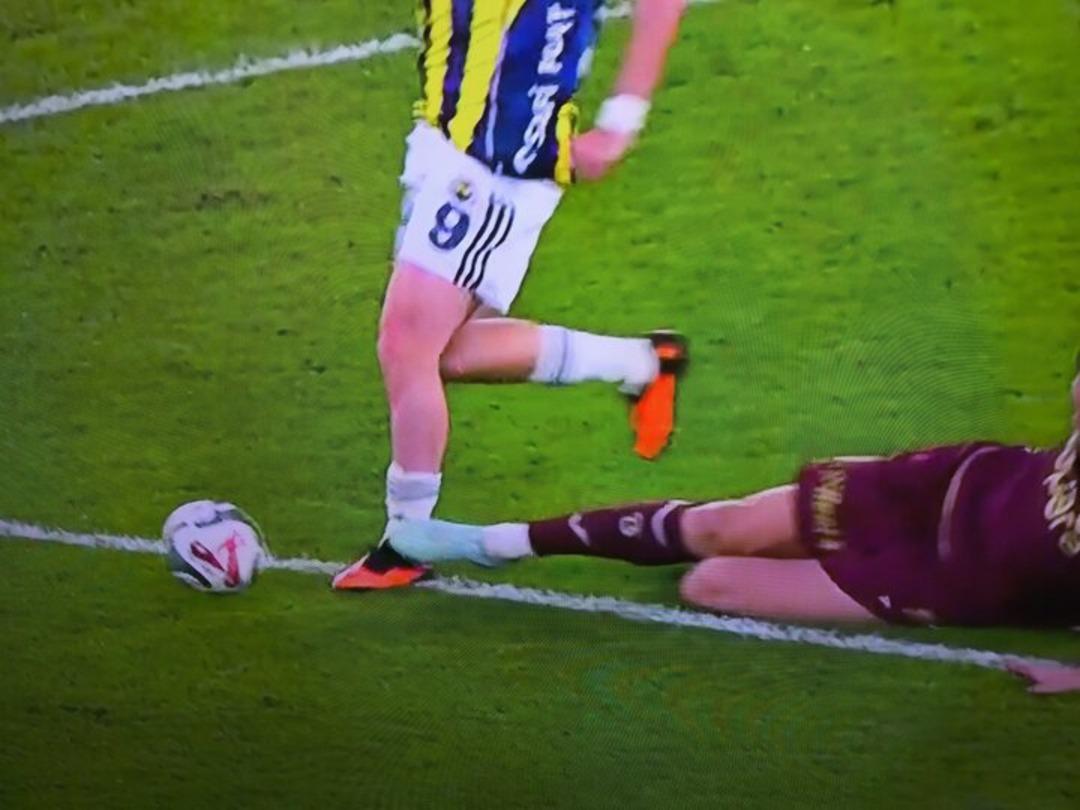 Dev derbide 5 dakika arayla kırmızı kart ve gol iptal kararı geldi! ortalık karıştı... 2