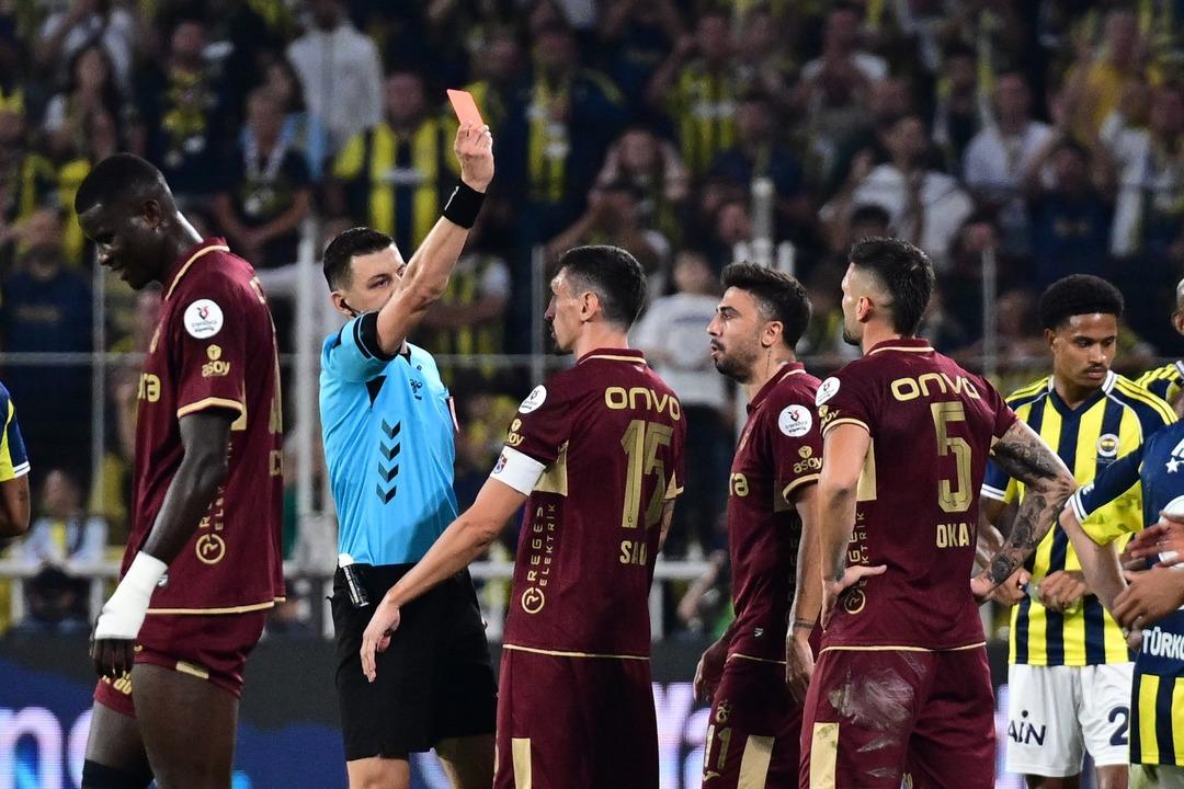 Kadıköy de Fenerbahçe Trabzonspor ile karşılaştı! 1 kırmızı kartın çıktığı 1 golün iptal edildiği olaylı maçın galibi Fenerbahçe oldu... 3