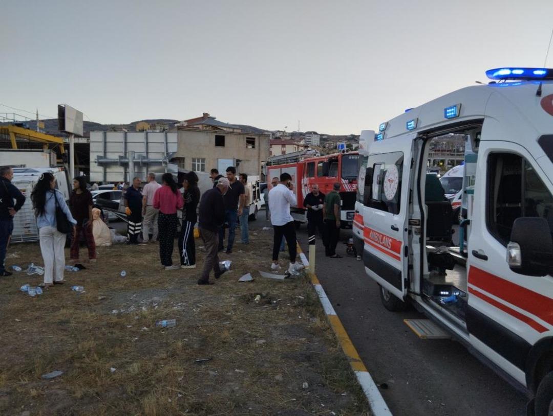 Sivas’ta fındık işçilerini taşıyan minibüs otomobille çarpıştı: 15 yaralı 2