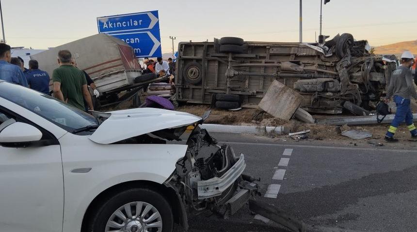 Sivas’ta fındık işçilerini taşıyan minibüs otomobille çarpıştı: 15 yaralı