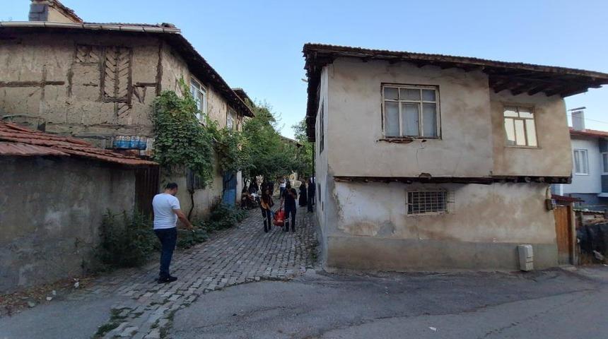 Yaşlı adam yalnız yaşadığı evde ölü bulundu