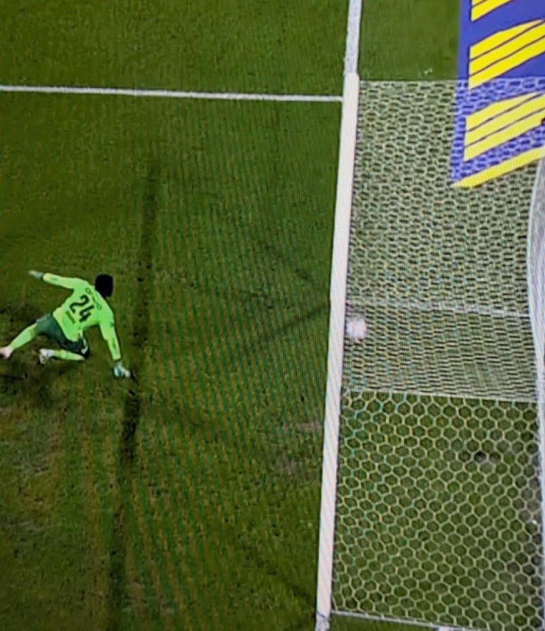 Top çizgiyi geçti mi? Fenerbahçe-Trabzonspor maçında yaşanan pozisyon tartışma yarattı! 1