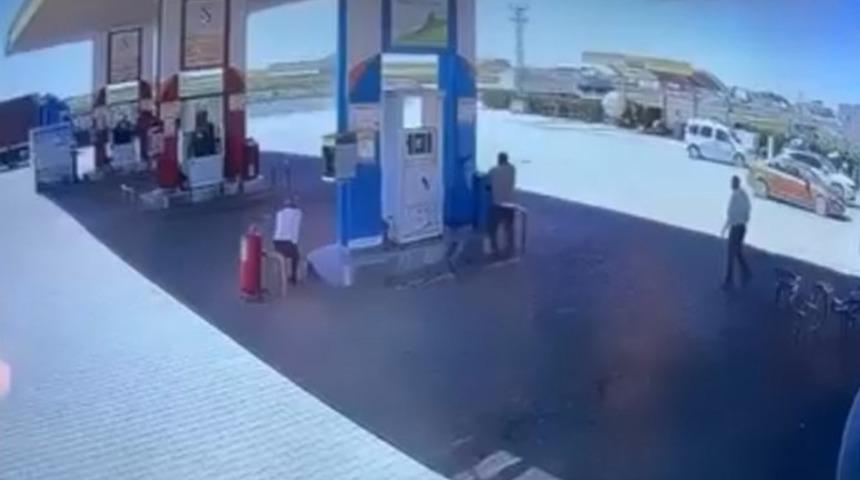 İki grup arasında akaryakıt istasyonunda çıkan silahlı kavga kamerada