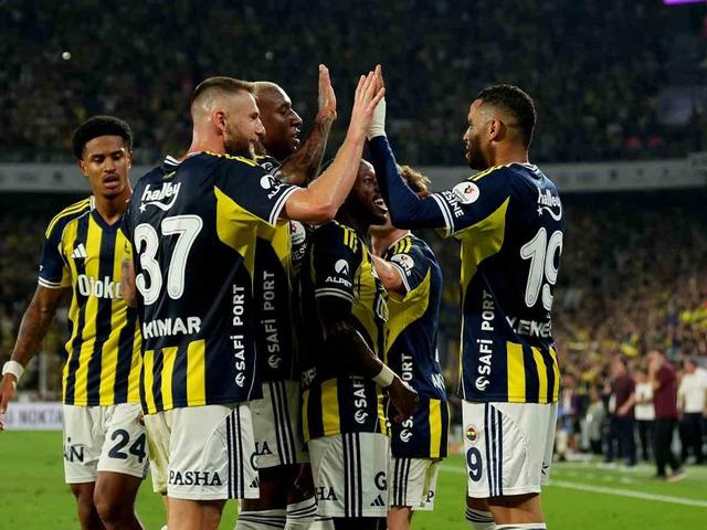Kadıköy'de Fenerbahçe Trabzonspor ile karşılaştı! 1 kırmızı kartın çıktığı 1 golün iptal edildiği olaylı maçın galibi Fenerbahçe oldu...