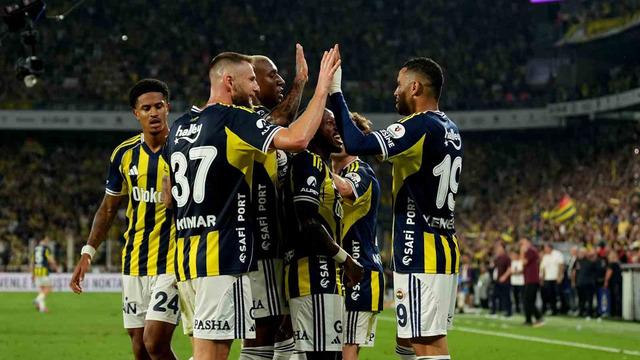 Kadıköy'de Fenerbahçe Trabzonspor ile karşılaştı! 1 kırmızı kartın çıktığı 1 golün iptal edildiği olaylı maçın galibi Fenerbahçe oldu...