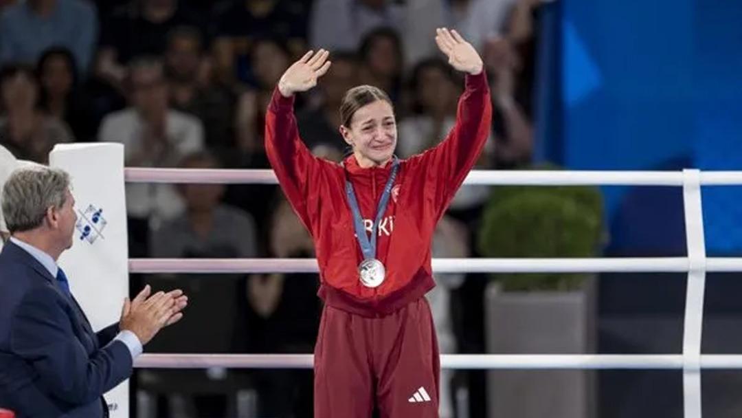 Buse Naz Çakıroğlu, Dünya Boks Şampiyonası nda dünya ikincisi oldu 1