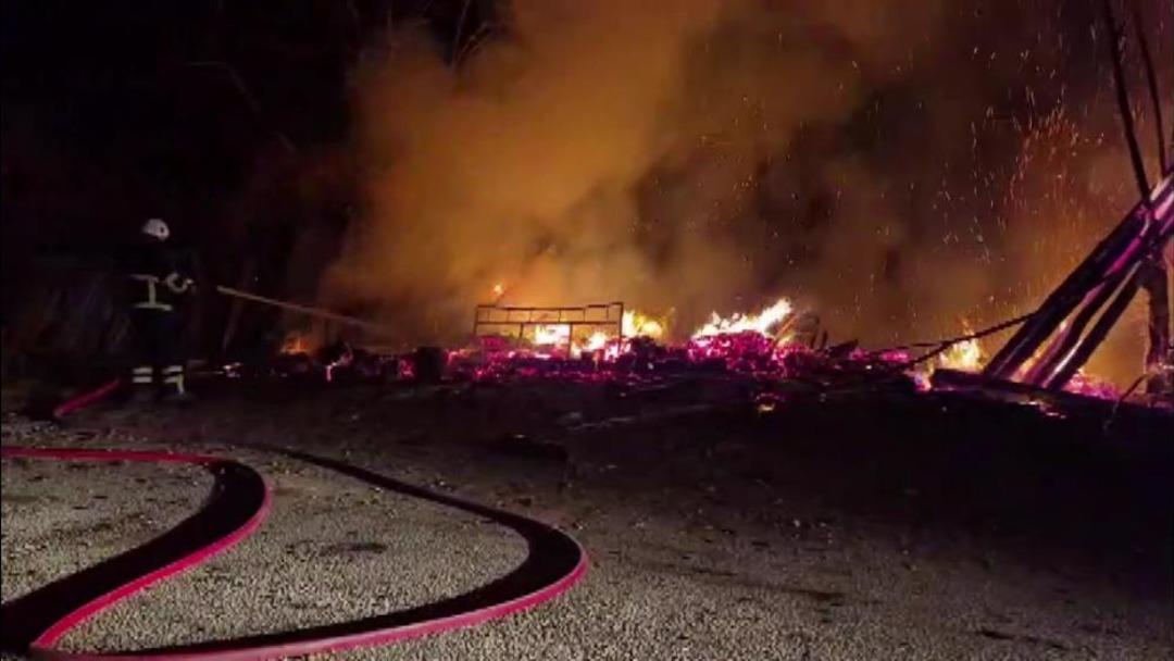 Yangını söndürürken dehşeti yaşadılar! Tüp bomba gibi patladı... İşte o anlar 2