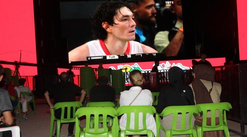 A Milli Erkek Basketbol Takımı'nın finali Şırnak’ta dev ekranlardan izlendi