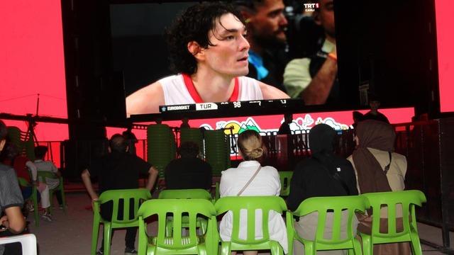 A Milli Erkek Basketbol Takımı'nın finali Şırnak’ta dev ekranlardan izlendi