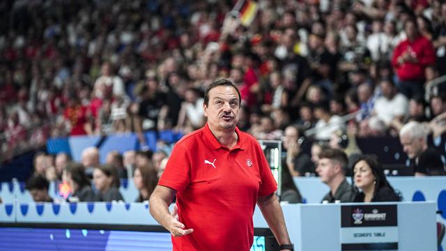 EuroBasket 2025 finalinde Almanya'ya kaybeden 12 Dev Adam'da koç Ergin Ataman gözyaşlarına hakim olamadı! Aldığı ödüle bile sevinemedi...