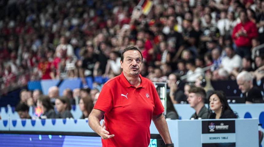 EuroBasket 2025 finalinde Almanya'ya kaybeden 12 Dev Adam'da koç Ergin Ataman gözyaşlarına hakim olamadı! Aldığı ödüle bile sevinemedi...