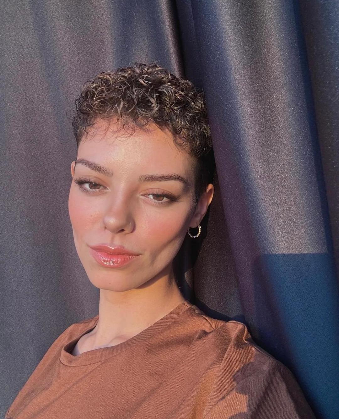 100 kemoterapi 5 ameliyat! Elif in kanser ile sıra dışı mücadelesi sosyal medyada dikkat çekti: ‘Kimseye gerek kalmadan kendimden doğuyorum’ 5