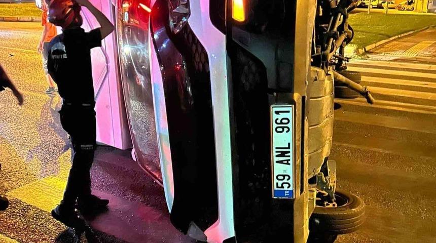 Edremit’te kavşağa kontrolsüz giriş kazaya neden oldu: Kamyonet devrildi!