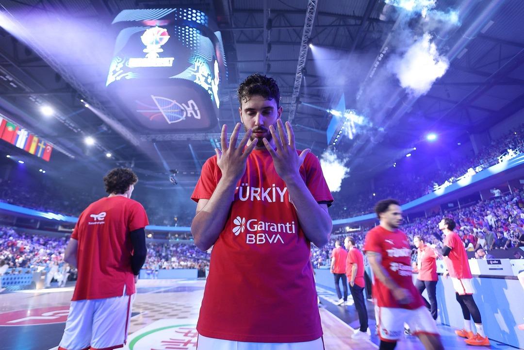 Avrupa Basketbol Şampiyonası nda gösterdiğimiz başarılı performans Avrupa Basınına taşındı! 12 Dev Adam yabancı basının manşetlerini süsledi... 1