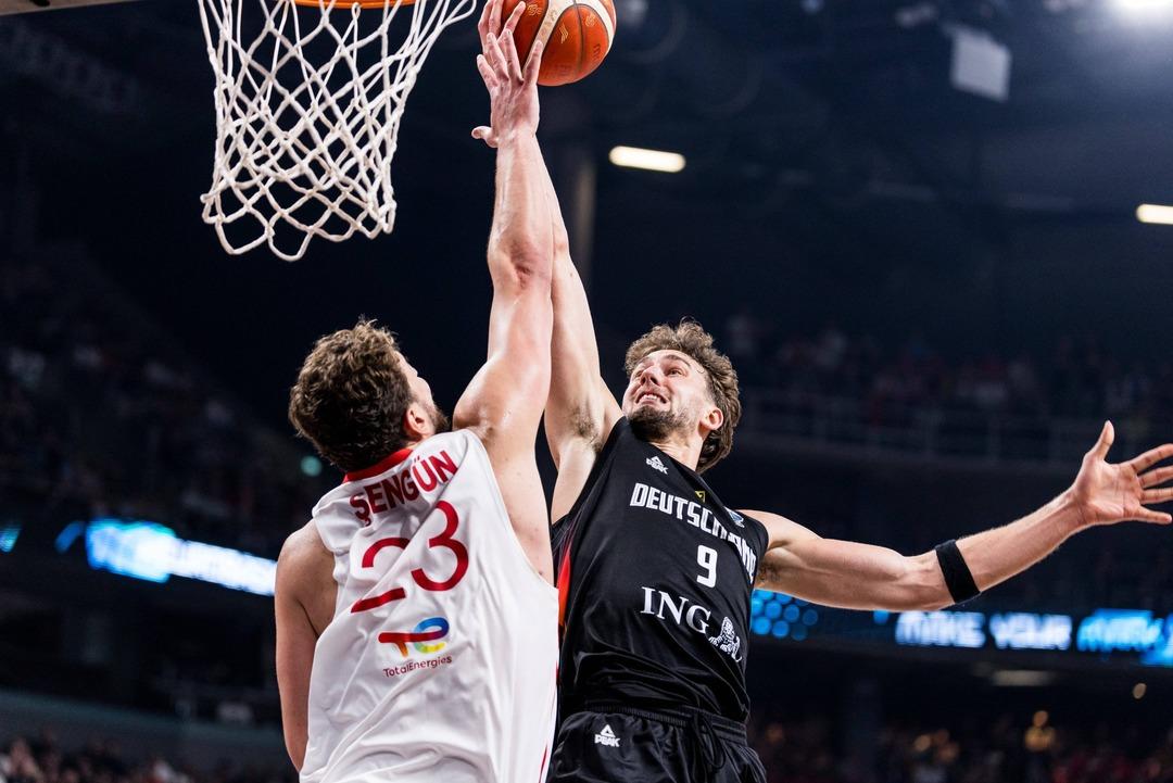 Avrupa Basketbol Şampiyonası nda gösterdiğimiz başarılı performans Avrupa Basınına taşındı! 12 Dev Adam yabancı basının manşetlerini süsledi... 3