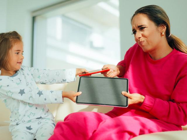 Aileler dikkat! Çocuğunuz bir ekran bağımlısı mı? Uzmanı uyardı: "Ekran bağımlılığı vücudu savunmasız bırakıyor"