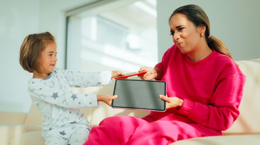 Aileler dikkat! Çocuğunuz bir ekran bağımlısı mı? Uzmanı uyardı: "Ekran bağımlılığı vücudu savunmasız bırakıyor"