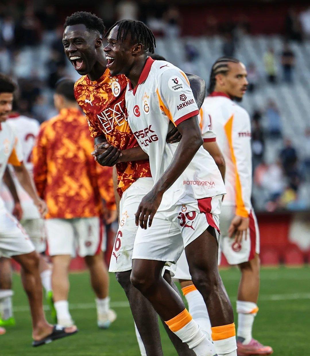 Galatasaray da teknik direktör Okan Buruk Şampiyonlar Ligi nde Frankfurt deplasmanı öncesi ilk 11 ini netleştiriyor! Sürpriz değişiklikler yapılıyor... 3