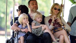 Trans birey olduğunu açıklamıştı! Naomi Watts ve Liev Schreiber'in kızı podyuma damga vurdu