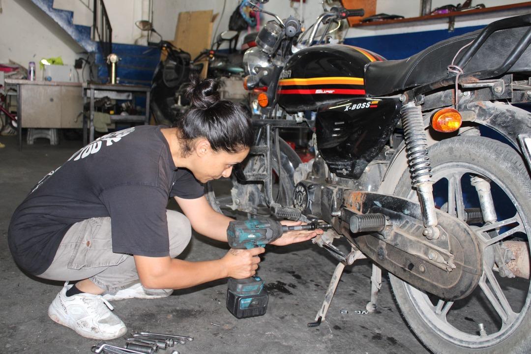 Eşine destek olmak için başladı: Motor ustası oldu! Hayriye ustanın azmi kadınlara ilham oldu... 1