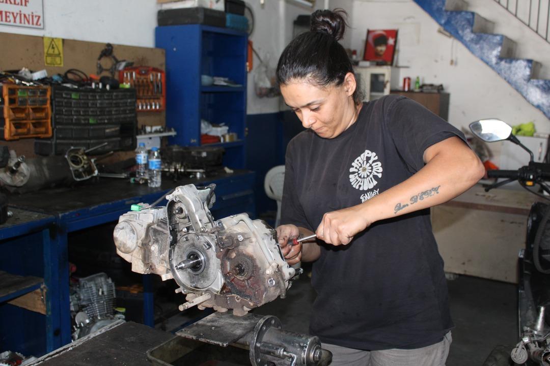 Eşine destek olmak için başladı: Motor ustası oldu! Hayriye ustanın azmi kadınlara ilham oldu... 2