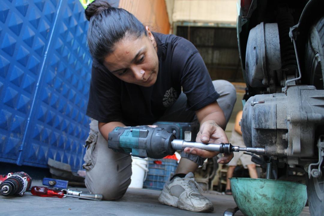 Eşine destek olmak için başladı: Motor ustası oldu! Hayriye ustanın azmi kadınlara ilham oldu... 3