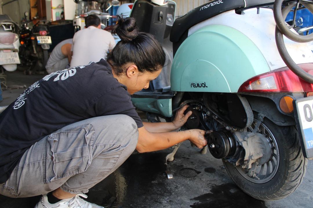 Eşine destek olmak için başladı: Motor ustası oldu! Hayriye ustanın azmi kadınlara ilham oldu... 4