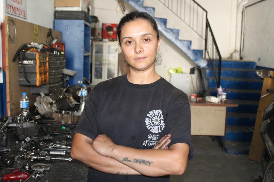 Eşine destek olmak için başladı: Motor ustası oldu! Hayriye ustanın azmi kadınlara ilham oldu... 5
